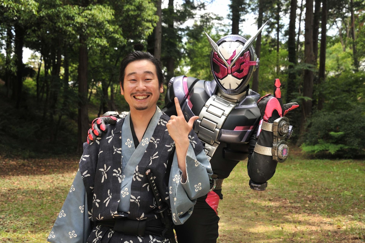 左から織田信長役の前野朋哉、仮面ライダージオウ。