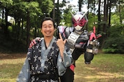 左から織田信長役の前野朋哉、仮面ライダージオウ。