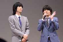 左から黒羽麻璃央、崎山つばさ。