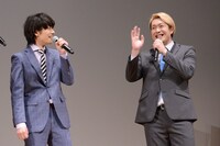 左から崎山つばさ、大山真志。