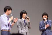 左から小林且弥、黒羽麻璃央、崎山つばさ。