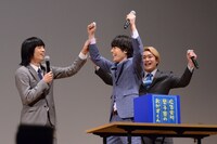 プレゼント抽選会でドラフト会議の小芝居をする崎山つばさ（中央）。