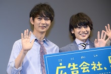 左から小林且弥、崎山つばさ。