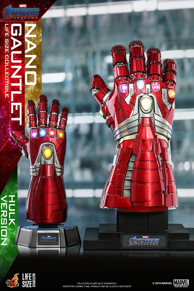 【ライフサイズ・マスターピース】「アベンジャーズ/エンドゲーム」1/1スケールレプリカ ナノ・ガントレット(左)とハルク版(右)。