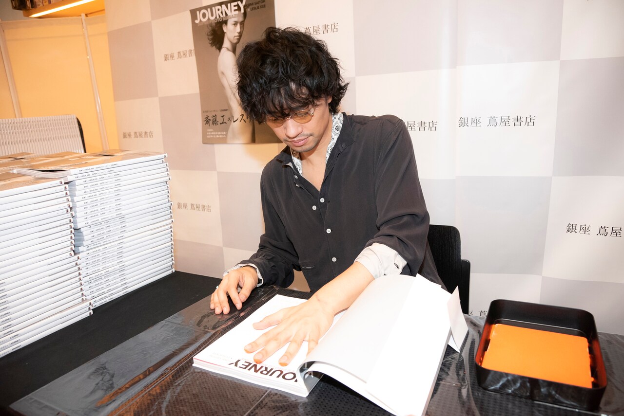 斎藤工写真集 JOURNEY 本人押し手型入り 初版 斎藤工、手形押したフォトマガジンをファンにお届け「念を込めています