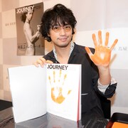 斎藤工、手形押したフォトマガジンをファンにお届け「念を込めています」