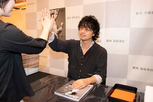 ファンとハイタッチする斎藤工。
