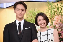 左から窪田正孝、二階堂ふみ。