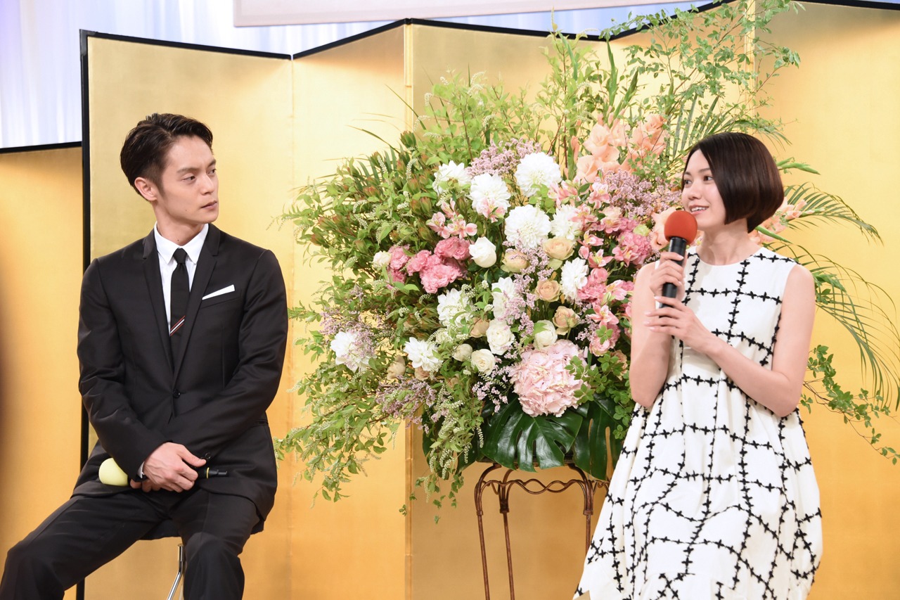 「エール」会見の様子。