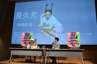 一発撮りで撮影したという宣材写真について説明する長久允（左）。