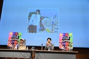 2013年の写真を紹介する長久允（左）と、佐藤雄介（右）。