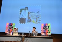 2013年の写真を紹介する長久允（左）と、佐藤雄介（右）。