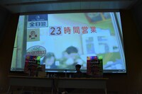 過去の作品を紹介する長久允（左）と、佐藤雄介（右）。