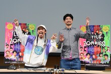 左から長久允、佐藤雄介。