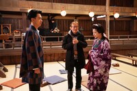 「カツベン！」メイキングカット。左から成田凌、周防正行、黒島結菜。