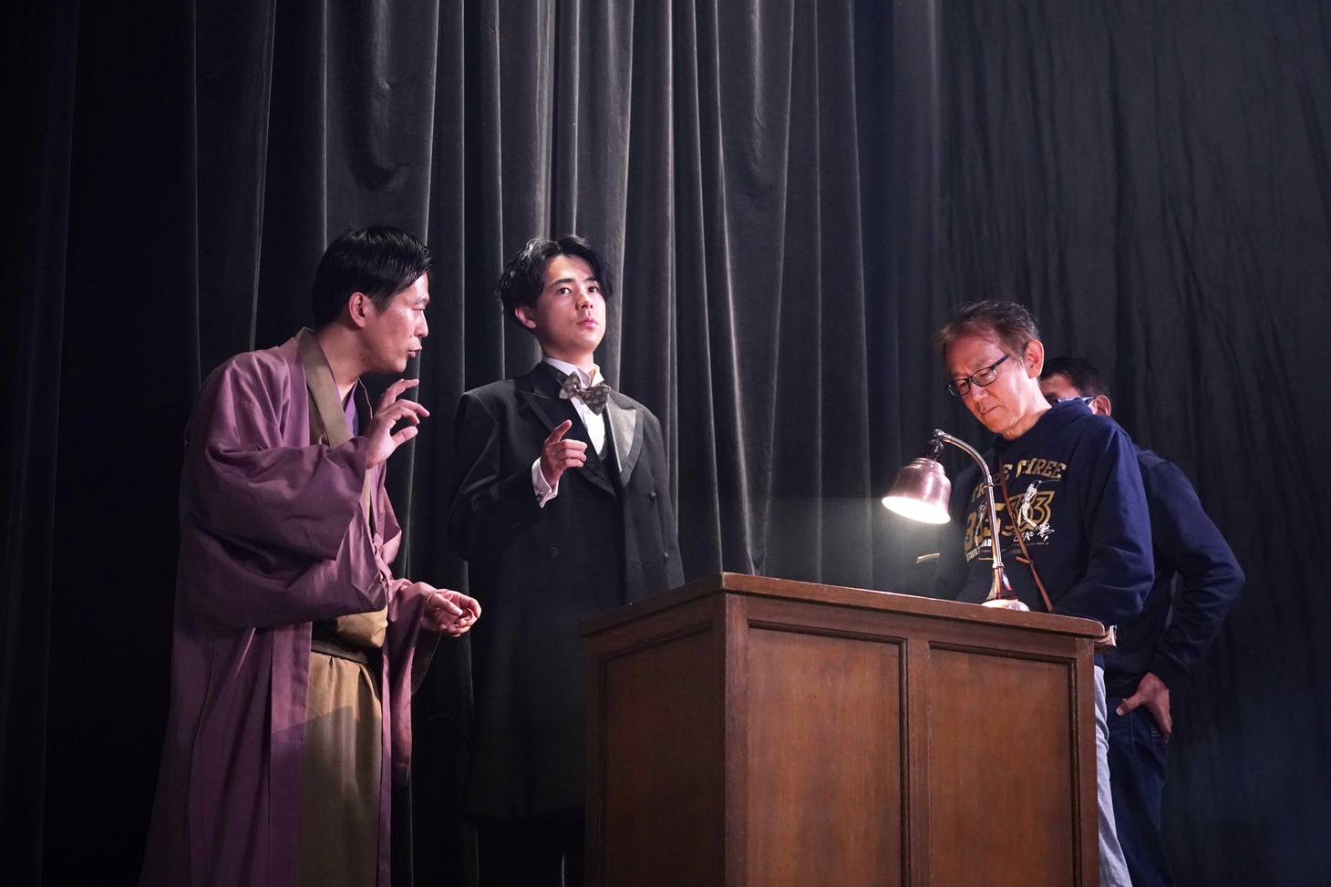 「カツベン！」メイキングカット。左から活動弁士の片岡一郎、主演の成田凌、監督の周防正行。
