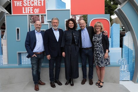 「ペット2」LAプレミアの様子。左からクリス・ルノー、ハリソン・フォード、ドナ・ラングレー、クリス・メレダンドリ、ジャネット・ヒーリー。