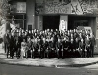 武蔵野館の従業員集合写真（昭和39年1月新春）。（写真提供：武蔵野興業）