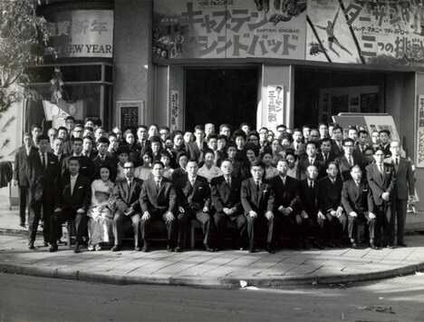 武蔵野館の従業員集合写真(昭和39年1月新春)。(写真提供:武蔵野興業)