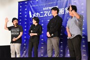 「『カラダカルピス』をよく飲んでる人？」という質問に手を挙げる山下敦弘（左端）と沖田修一（右端）。