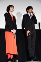 左からシム・ウンギョン、松坂桃李。