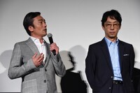左から高橋和也、北村有起哉。