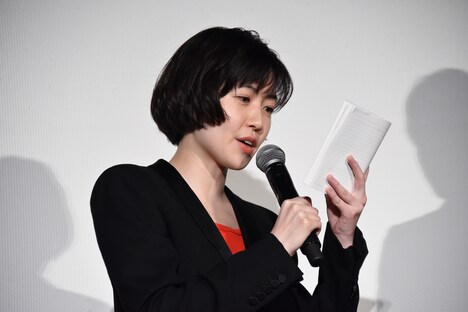 質問を読み上げるシム・ウンギョン。