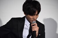 シム・ウンギョンからの質問に考え込む松坂桃李。