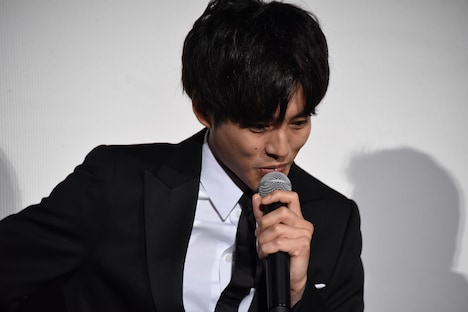 シム・ウンギョンからの質問に考え込む松坂桃李。