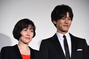 左からシム・ウンギョン、松坂桃李。
