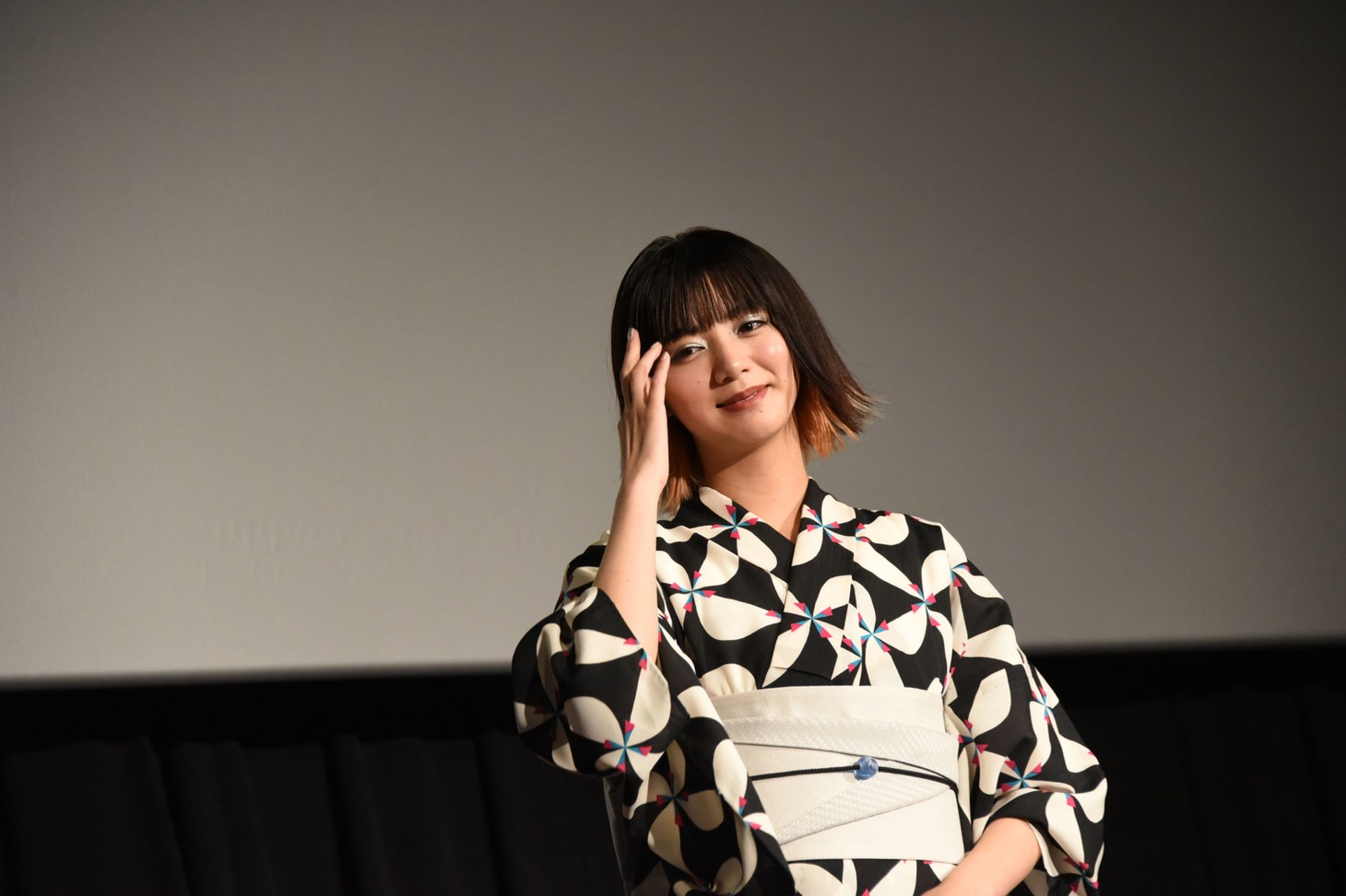 中田秀夫からの手紙に照れる池田エライザ。