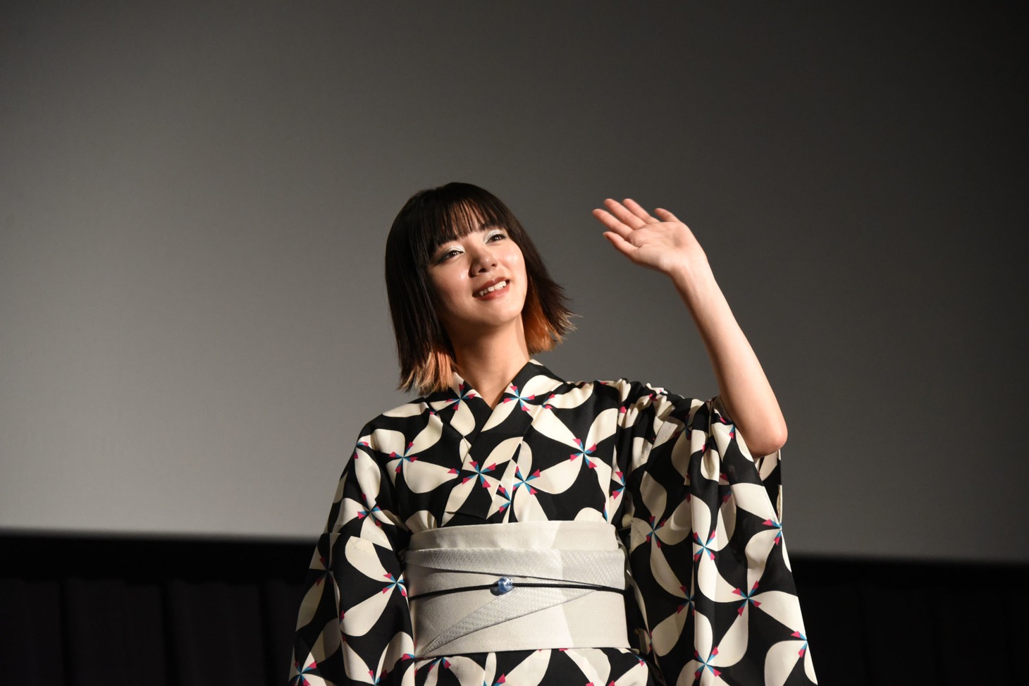 カメラに手を振る池田エライザ。