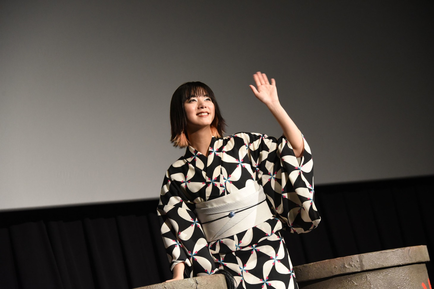 カメラに手を振る池田エライザ。