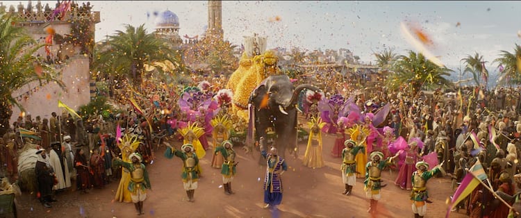 アラジン ジーニー役山寺宏一が歌い上げる 盛大なパレードシーンを公開 映画ナタリー