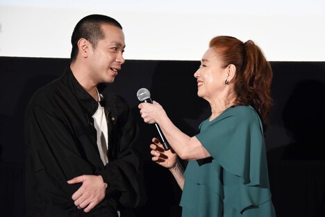 峯田和伸（銀杏BOYZ）と宮本信子。