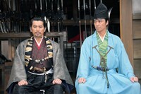 左から本木雅弘、長谷川博己。