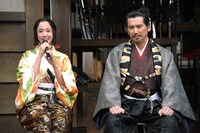 左から沢尻エリカ、本木雅弘。