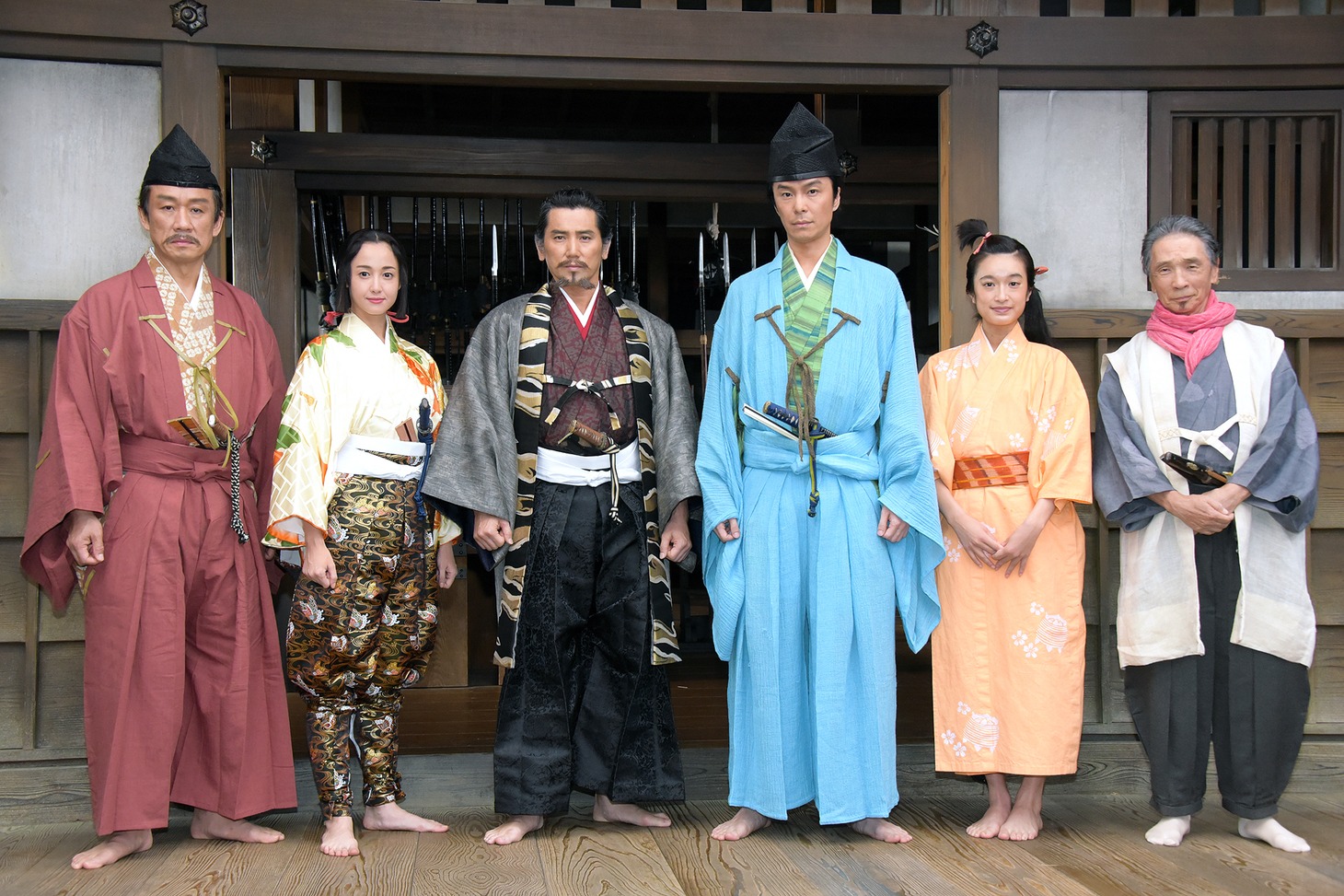 「麒麟がくる」クランクイン取材会の様子。左から西村まさ彦、沢尻エリカ、本木雅弘、長谷川博己、門脇麦、堺正章。