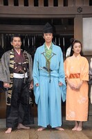左から本木雅弘、長谷川博己、門脇麦。