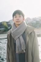 「静かな雨」より、行助役の太賀。