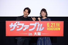 左から岡田准一、木村文乃。