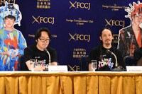 左から高橋信一、長久允。