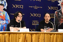 左から高橋信一、長久允。