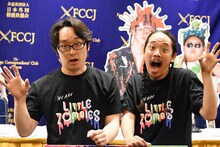 左から高橋信一、長久允。