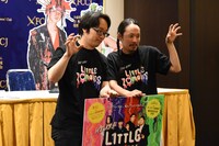 左から高橋信一、長久允。