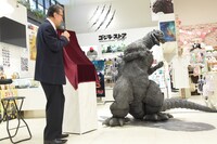 ゴジラと対面する宝田明。