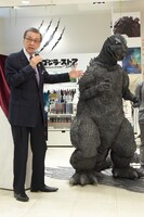 左から宝田明、ゴジラ。