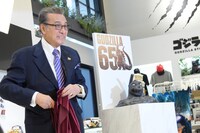 南部鉄器ゴジラをお披露目する宝田明。