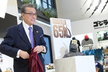 南部鉄器ゴジラをお披露目する宝田明。