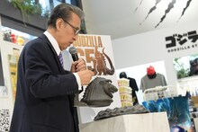 南部鉄器ゴジラを紹介する宝田明。